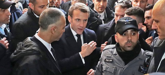 France : Des policiers partout pour que Macron puisse sortir, le pays va mal…