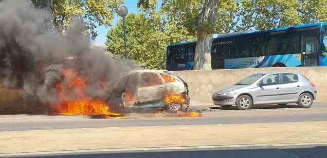 Tunisie – Menzel Jemil : Une voiture particulière prend feu devant le poste de police