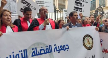 Tunisie: Des magistrats protestent devant le Palais de justice (Live)