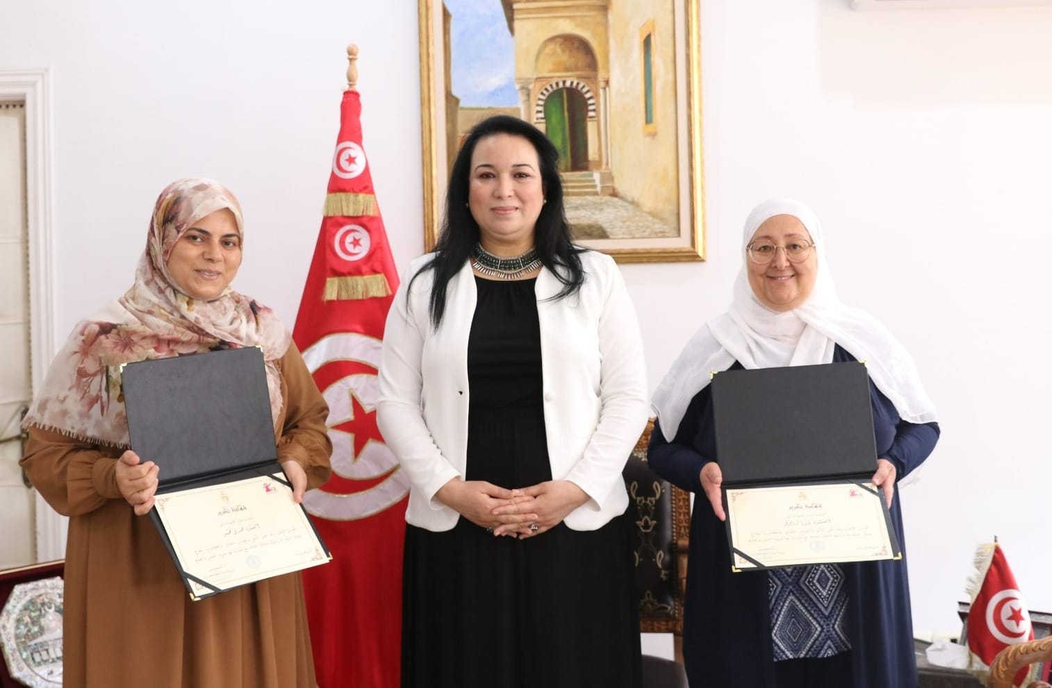 Les deux candidates les plus âgées admises au Bac, honorées par la ministre de la Femme