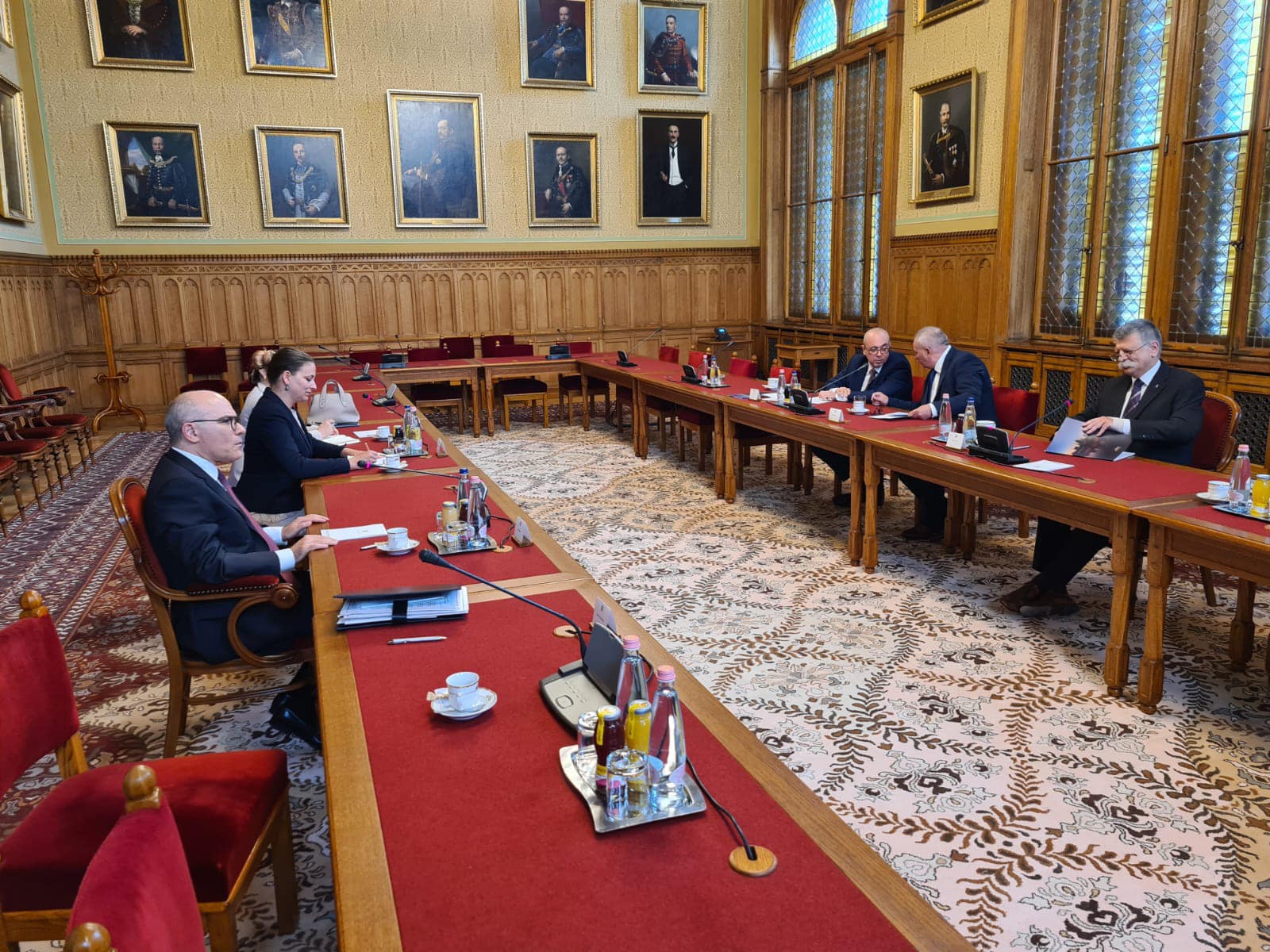 Le Chef de la diplomatie s’entretient avec le président du Parlement hongrois