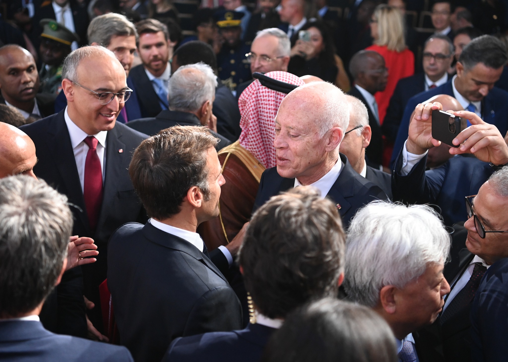 L’IMAGE du Sommet de Paris : Saied et Macron, “copain copain” comme jamais…
