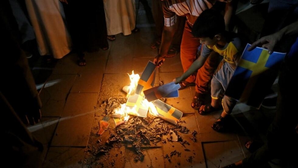 Coran brûlé à Stockholm : L’ambassade de Suède en Irak incendiée