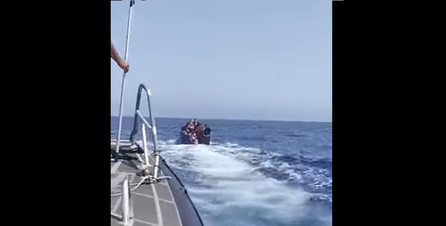Tunisie : VIDEO : Bizerte: Poursuivis par les gardes maritimes, des migrants menacent de jeter une fillette à la mer et de brûler leur barque