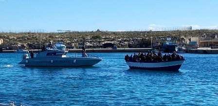 Lampedusa : Une nuit mouvementée par les nombreux accostages de barques de clandestins
