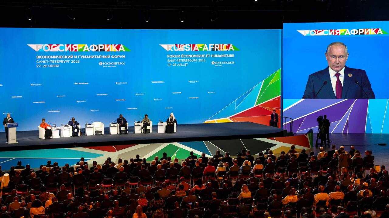 Sommet Russie-Afrique : 17 chefs d’État contre 45 en 2019, dont 6 “achetés” avec le blé de Poutine