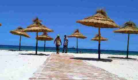 Tunisie – IMAGES : La municipalité de Sousse aménage des allées et des parasols sur la plage pour les gens à mobilité réduite