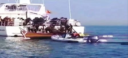 Tunisie – VIDEO : Des migrants subsahariens aspergent les vedettes de la garde maritime d’essence et menacent de les brûler