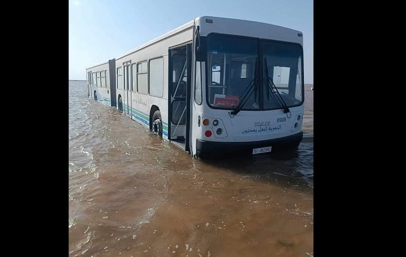 Photo du Jour : Ce bus s’échoue sur une plage à Médenine