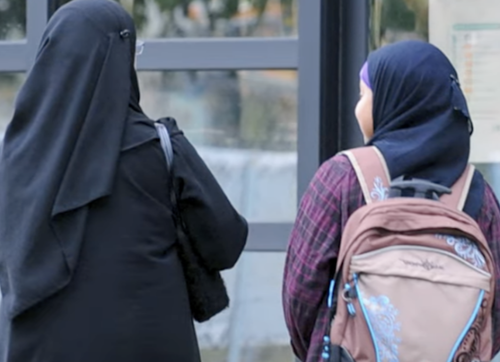 La France interdit le port de l’abaya à l’école