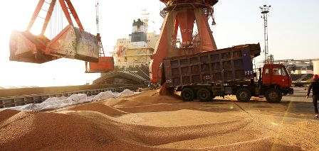 Tunisie – Sfax : Déchargement d’un cargo de blé en provenance de Russie