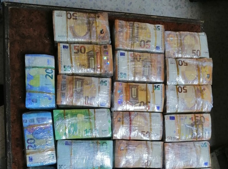 Douane – Tozeur: Saisie de 2,8 millions de dinars en devises