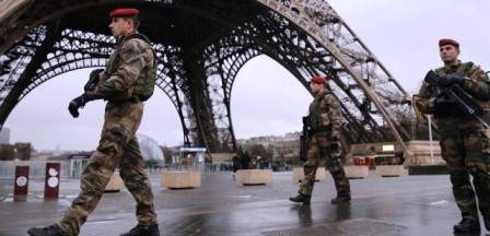 France : Évacuation de la Tour Eiffel à Paris pour une alerte à la bombe