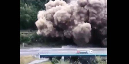 France : VIDEO : Images époustouflantes d’un éboulement de terrain et de roches sur une route en Savoie