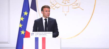 Emmanuel Macron défie les militaires au pouvoir au Niger