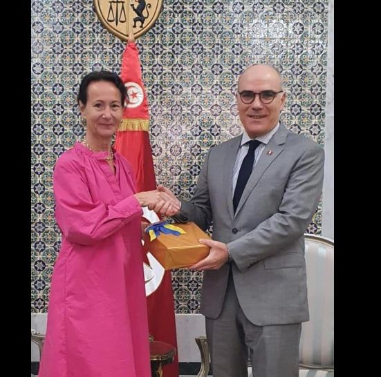 Nabil Ammar reçoit l’ambassadrice du Royaume de Suède à l’occasion de la fin de sa mission en Tunisie
