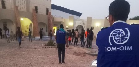 Tunisie – Transfert des migrants logés dans un lycée vers des centres d’accueil de l’OIM