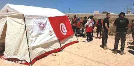 Tunisie – La garde nationale distribue des aides urgentes aux migrants coincés sur la frontière tuniso-libyenne