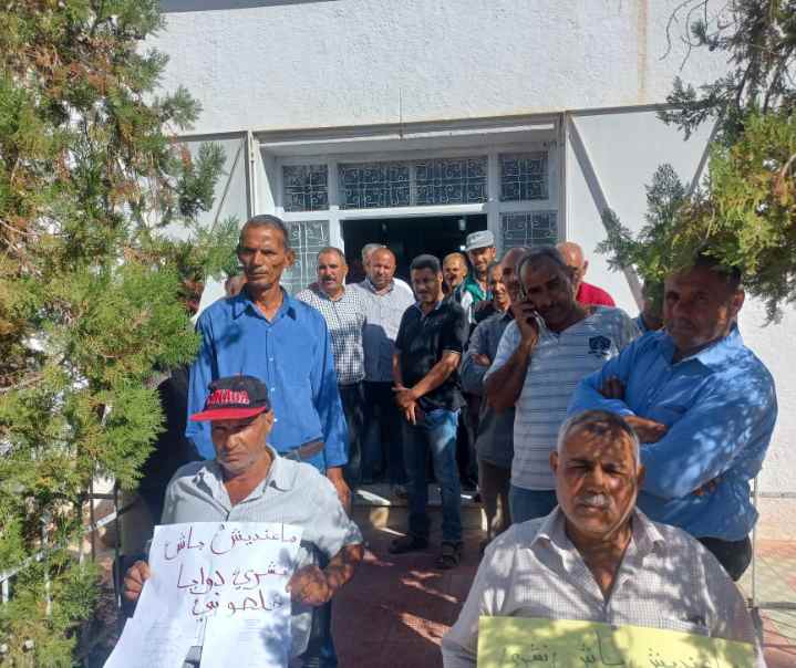 Sidi Bouzid: Les agents et cadres du complexe agricole “Touila” protestent