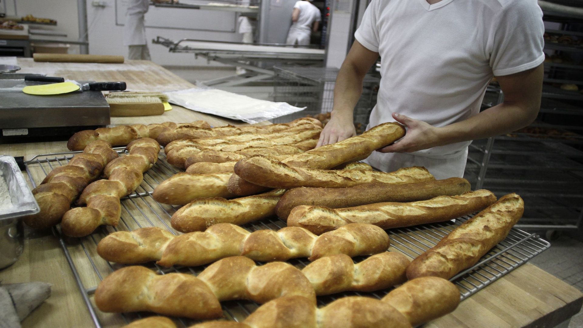 Un propriétaire d’une boulangerie cache 8000 kg de semoule dans sa maison (Photos)