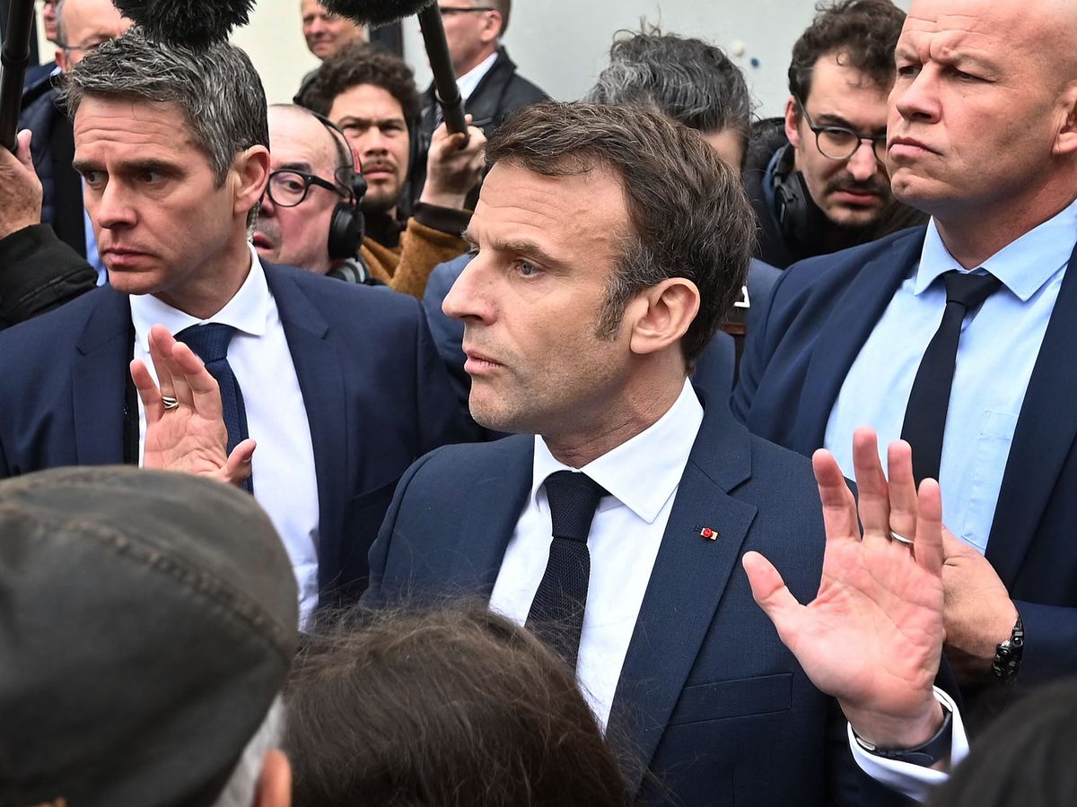 Doigt d’honneur à Macron : Deux hommes écopent d’une amende de 100 et 200 €