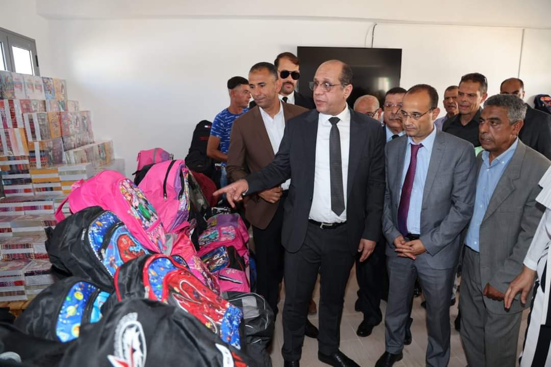 Kasserine: Distribution des aides scolaires en présence du ministre des Affaires sociales Malek Zahi