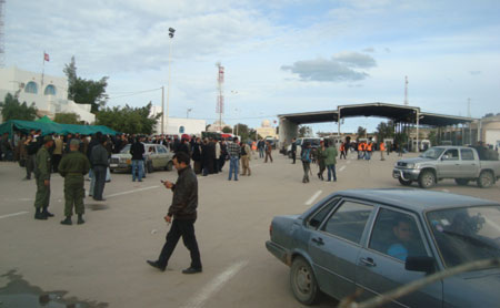 Tunisie: Forte affluence de Libyens au passage frontalier de Ras Jedir