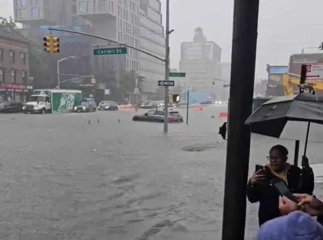New York sous les eaux, paralysé par des inondations historiques