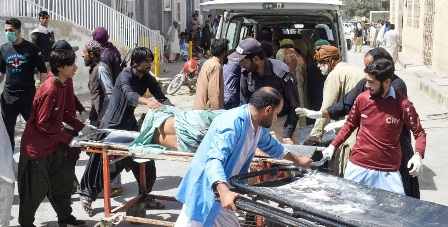 Le Pakistan replonge dans les affres des attentats terroristes : Une explosion devant une mosquée fait 53 morts