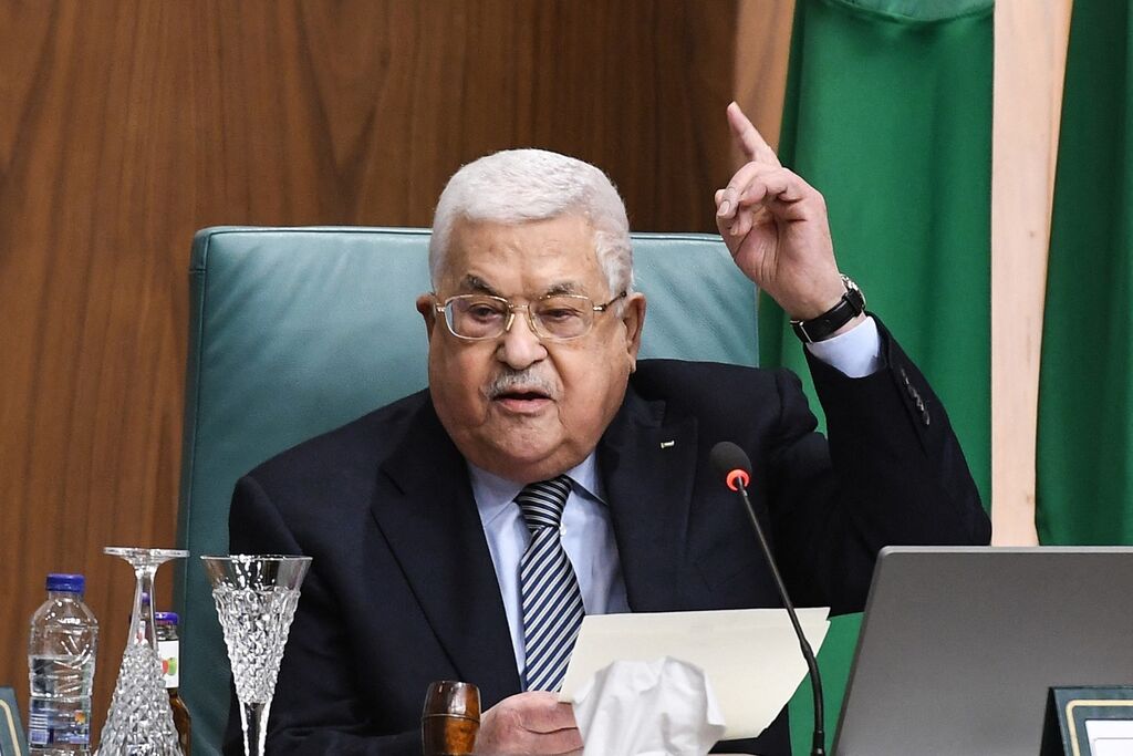 Mahmoud Abbas signe et persiste : Nous ne quitterons jamais notre terre