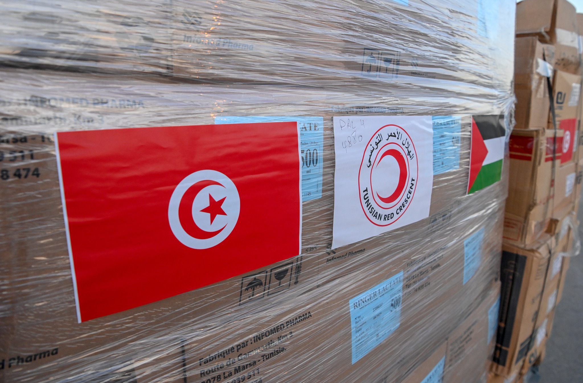 Tunisie: Un avion militaire chargé d’aides à destination de Gaza [Photos]