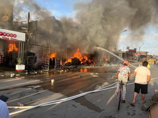 Ben Guerdane: Un gigantesque incendie ravage trois magasins (Photos)