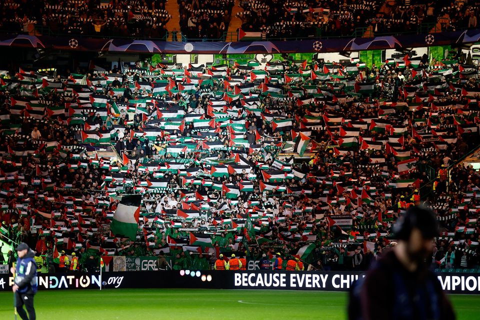 Des milliers de fans du Celtic défient l’UEFA en arborant des drapeaux de la Palestine lors du match contre l’Atletico Madrid