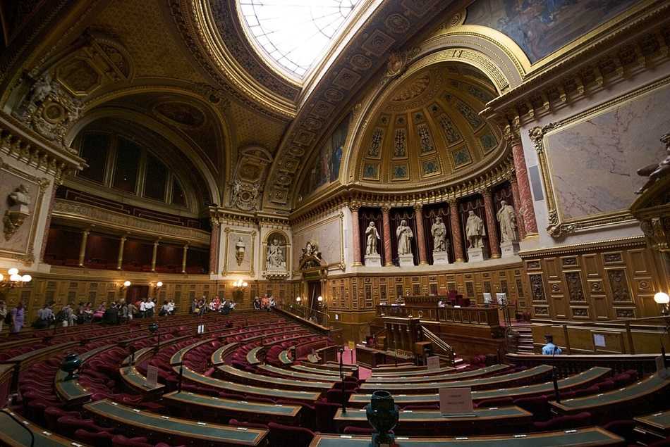 Nouveau projet de loi d’immigration en France : Les sénateurs votent des mesures restrictives