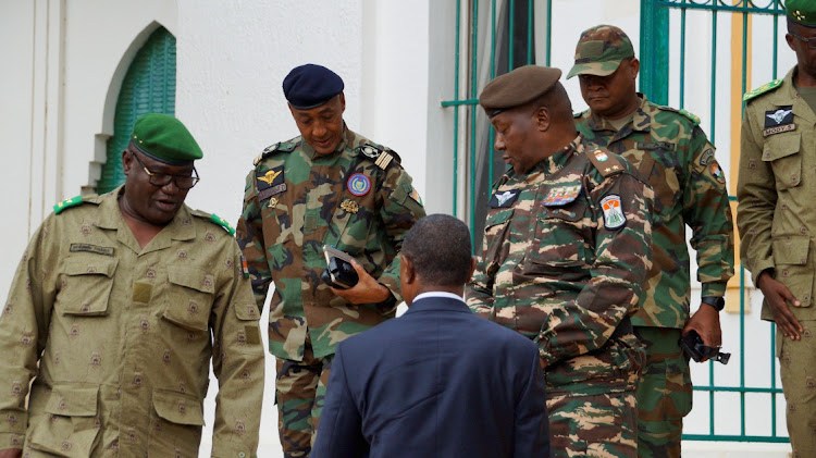 Niger : la France part laissant les putschistes dans le confort des Palais, et qui pour affronter les djihadistes?