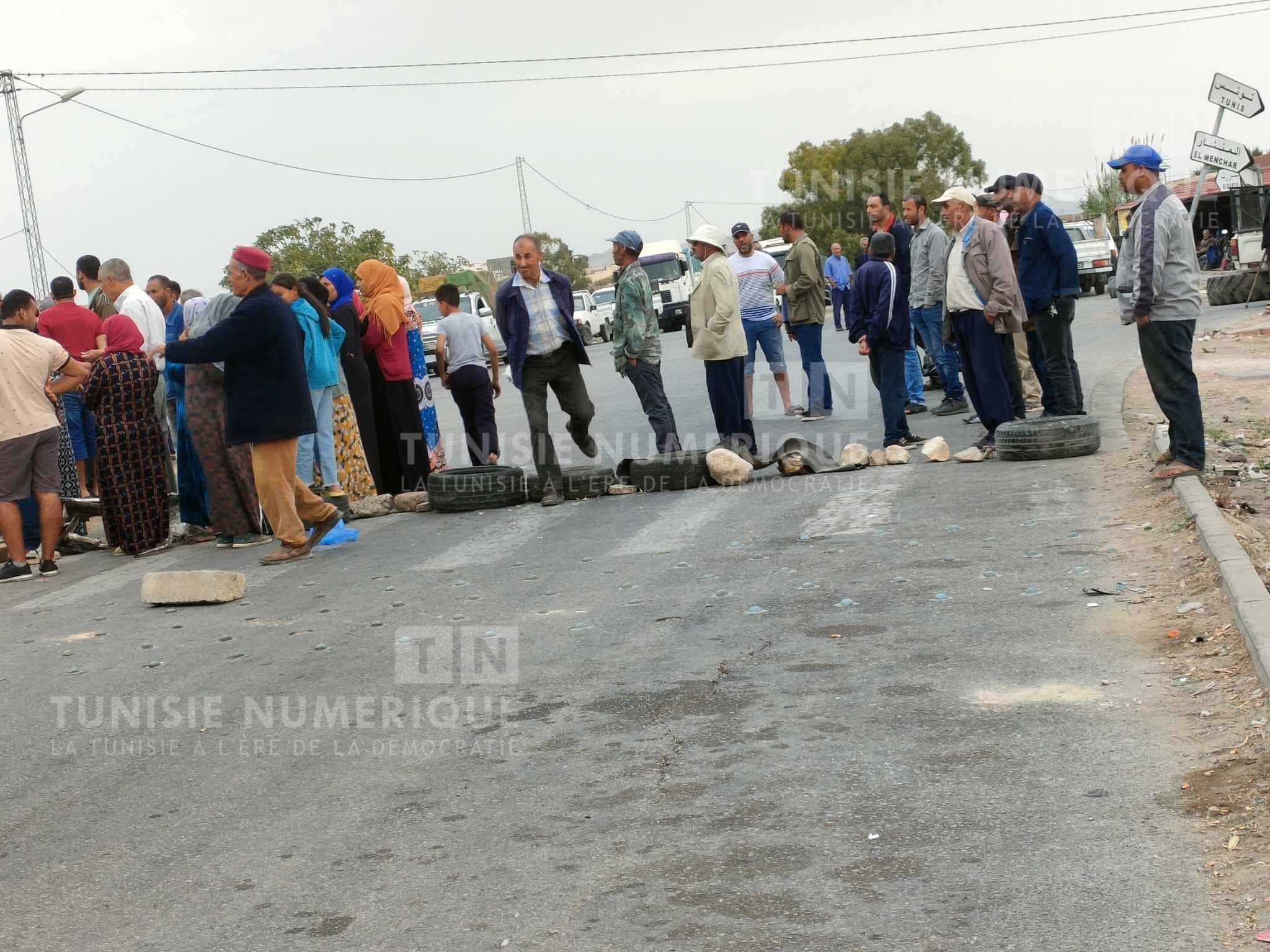 Privés d’eau potable, des citoyens bloquent la route reliant Béja à Bizerte [Photos]