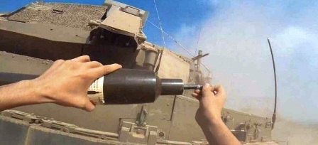 Al Qassam diffuse une vidéo pour montrer la façon dont ils détruisent les chars de Tsahal