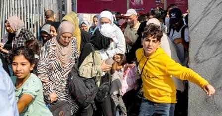 Gaza : Plus de 400 binationaux traversent les frontières vers l’Egypte