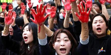 Les sud coréens accueillent Blinken avec des mains rouges de sang