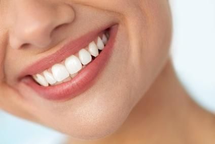 TN Beauté : 5 astuces pour des dents blanches et saines au naturel !