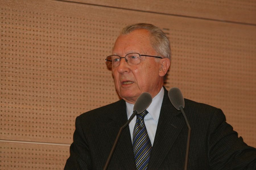 Décès de Jacques Delors : Son Parcours Politique et Européen Marquant