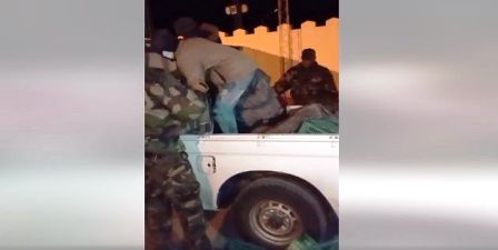 Tunisie – VIDEO : Gafsa : Ils transportent des clandestins subsahariens à bord d’un camion