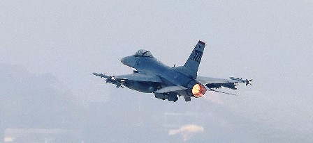 Un avion de chasse F-16 américain se crashe en mer au large de la Corée