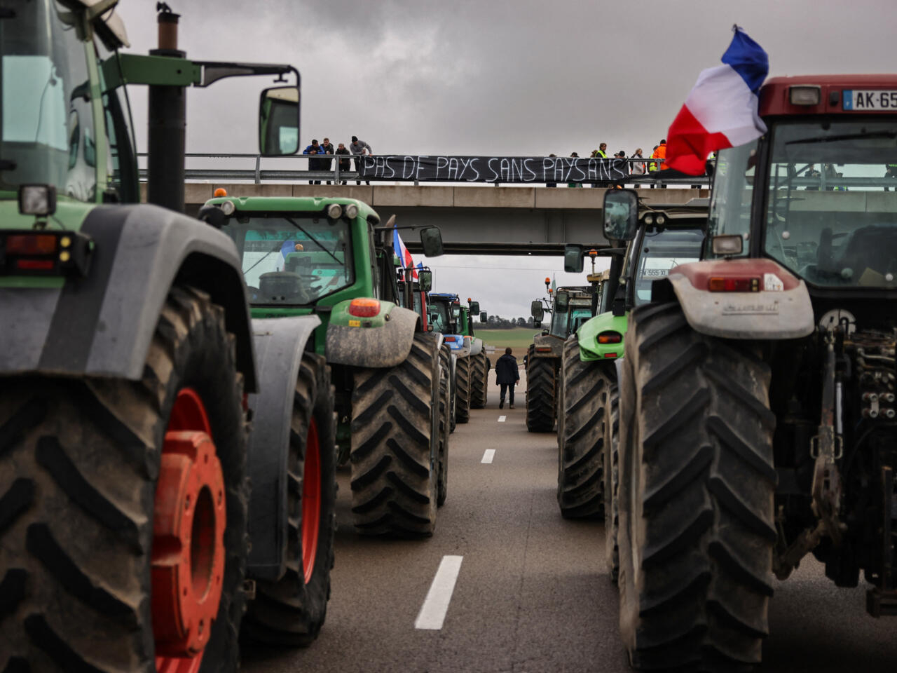 France : Les agriculteurs imposent un “blocus” pour “affamer les Parisiens”, Darmanin déploie les blindés…