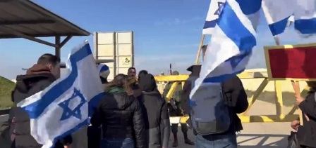 Gaza : Des colons juifs bloquent un passage frontalier et empêchent le passage des aides humanitaires
