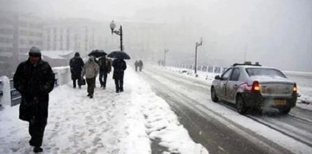 La neige paralyse le nord algérien en attendant de débarquer en Tunisie