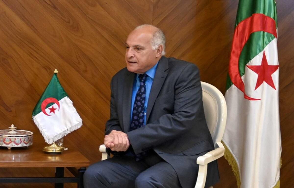 Le chef de la diplomatie algérienne Ahmed Attaf débarque à Tunis