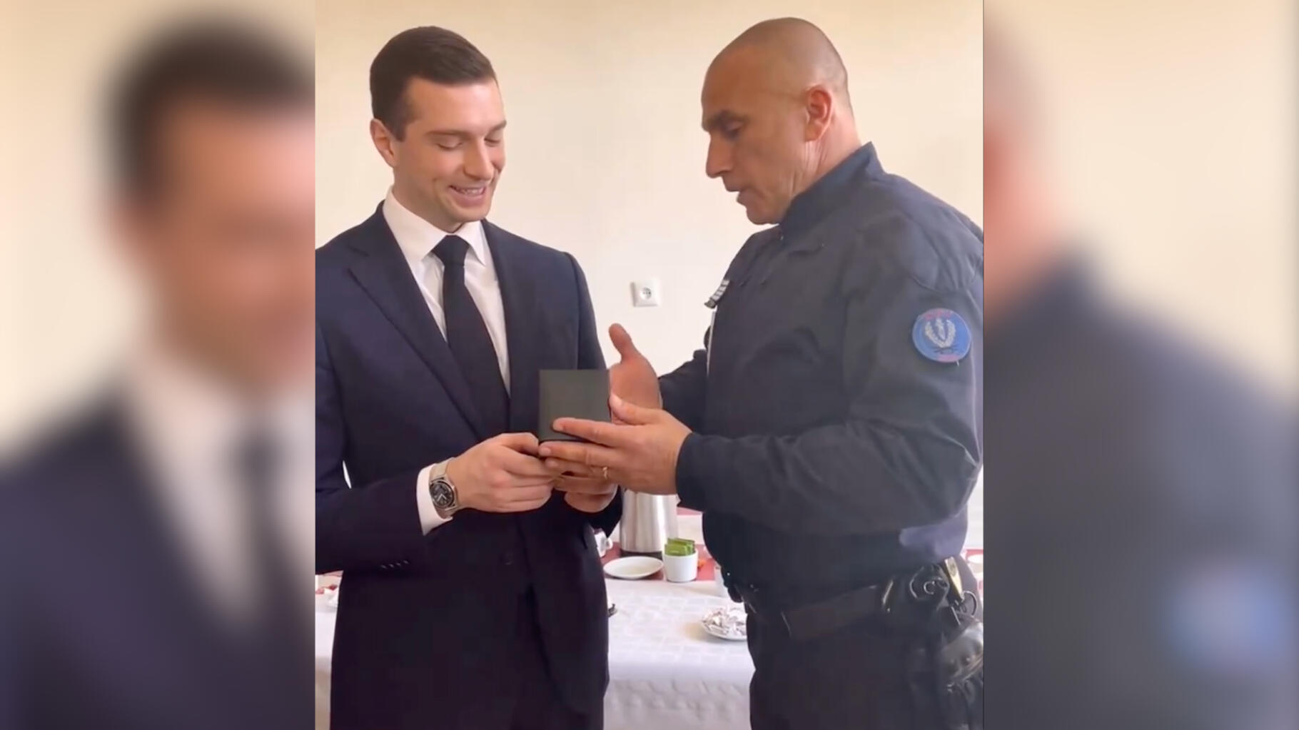 La France touche le fond : Après le selfie avec les policiers l’extrême droite décorée par des officiers…