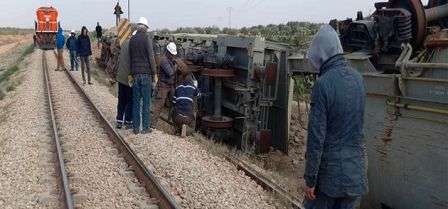 Tunisie – Gafsa : Tentatives de remettre sur rails des wagons de transport de phosphate qui ont déraillé il y a 5 ans