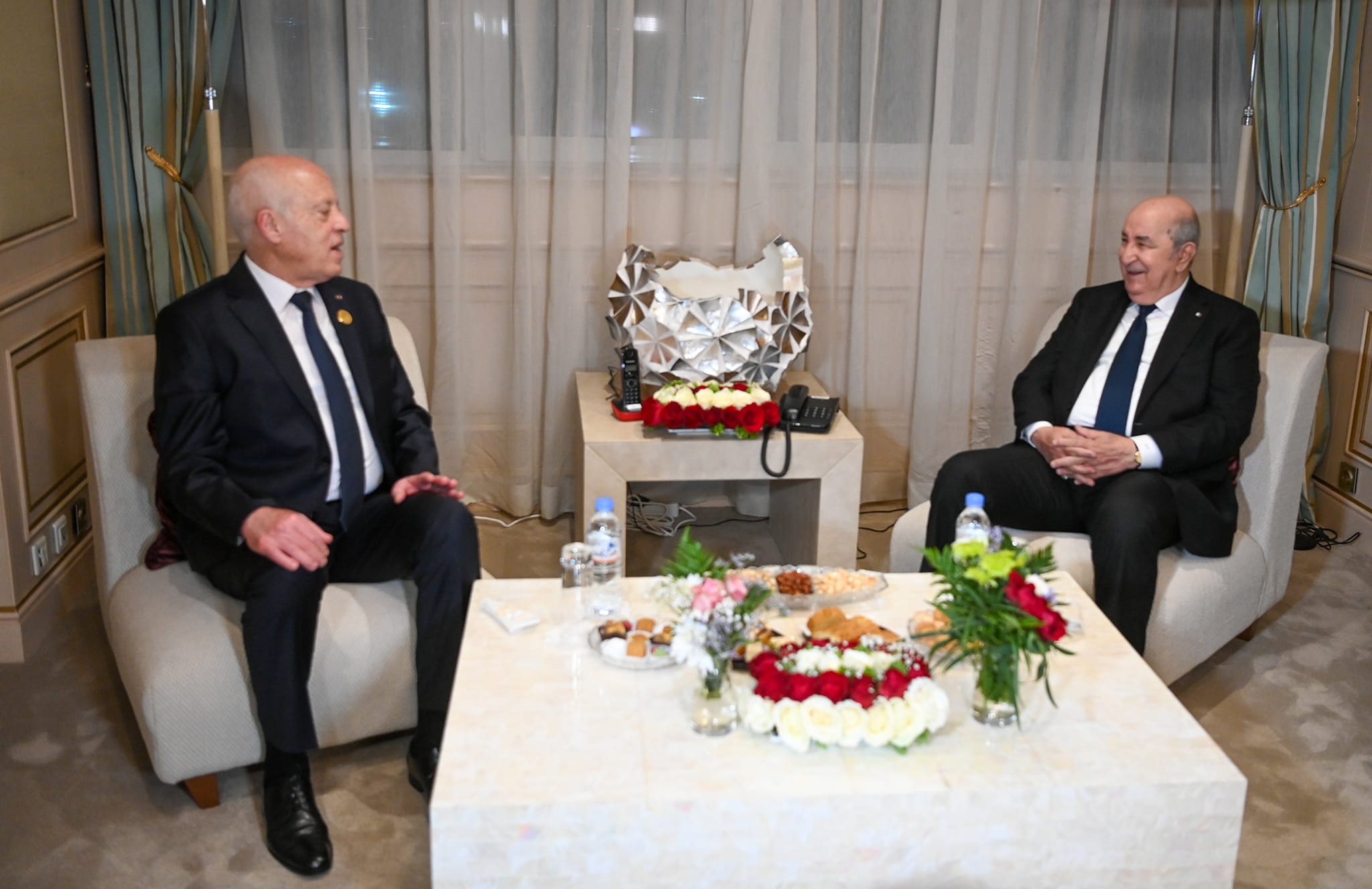 Le renforcement de la coopération tuniso-algérienne objet d’un entretien entre Saïed et Tebboune